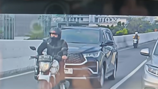 Pemotor santai banget jalan di JLNT Casablanca