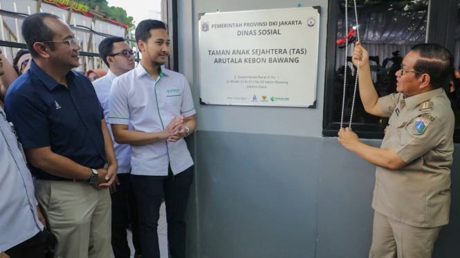 Prosesi peresmian Taman Anak Sejahtera Arutala ditandai dengan pembukaan kerai
