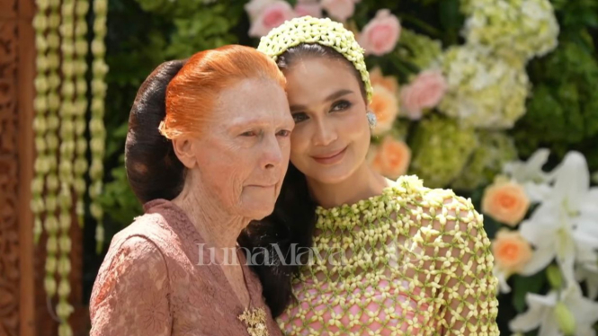 Luna Maya dan Ibu Desa