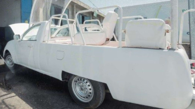 Mobil Kepausan atau popemobile Paus Fransiskus untuk anak-anak Gaza