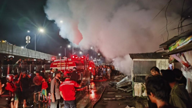Petugas Pemadam Kota Makassar berusaha memadamkan kobaran api di salah satu rumah warga. (Dokumen Istimewa).