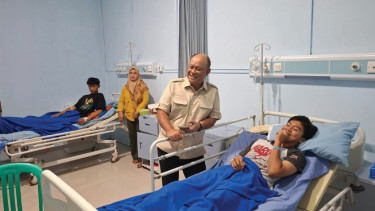 Kepala BGN Dadan Hindayana meninjau siswa keracunan MBG di Cianjur