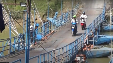 Jembatan perahu milik Haji Endang di Karawang 
