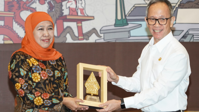 Gubernur Jawa Timur Khofifah Indar Parawansa (kiri)