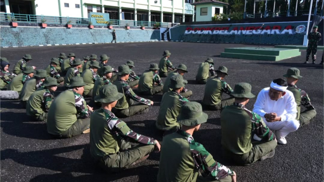 Gubernur Jawa Barat Dedi Mulyadi meninjau pembinaan siswa nakal di Jabar