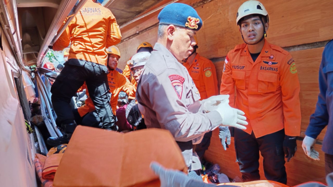 Proses evakuasi korban ALS