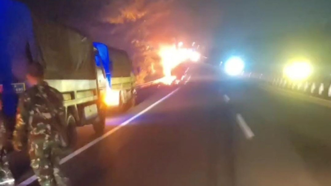 VIVA Militer: Truk TNI Yonif Raider 509 Kostrad Terbakar 