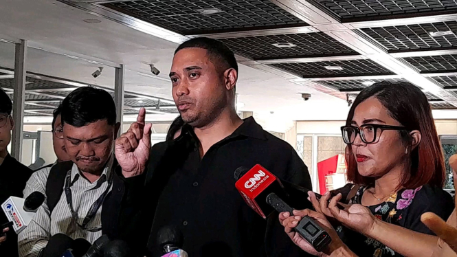 Musisi Rayen Pono usai diperiksa MKD di Kompleks Parlemen, Senayan, Jakarta Pusat, Selasa, 6 Mei 2025