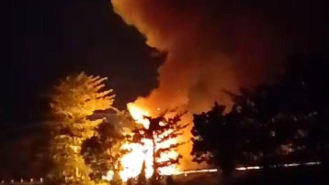 VIVA Militer: Truk pengangkut munisi TNI AD meledak di Tol Gempol-Pandaan