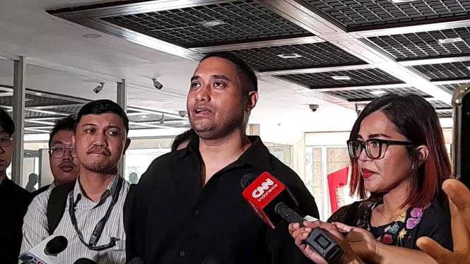 Musisi Rayen Pono usai diperiksa MKD DPR RI di Kompleks Parlemen, Senayan, Jakarta Pusat, Selasa, 6 Mei 2025