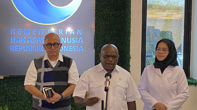 Menteri HAM RI Natalius Pigai di kantornya, Kuningan, Jakarta Selatan