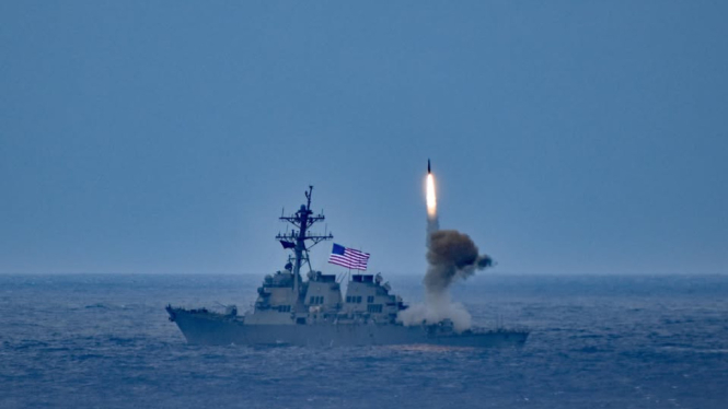 VIVA Militer: Kapal perusak USS Milius (DDG-69) militer Amerika Serikat