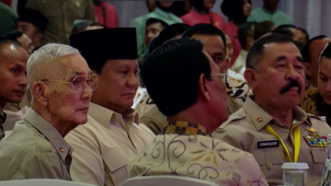 Presiden RI Prabowo Subianto duduk semeja dengan eks Wapres RI Try Sutrisno.