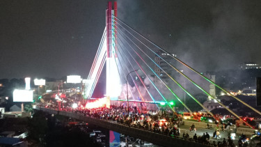 Bobotoh Merayakan Persib Juara Liga 1 di Flyover Pasupati (Foto: Dede Idrus) 