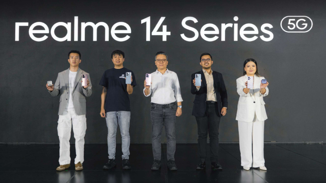 Public Relations Lead Realme Indonesia, Krisva Angnieszca (paling kanan) saat peluncuran Realme 14 Series 5G di Jakarta, Selasa, 6 Mei 2025.