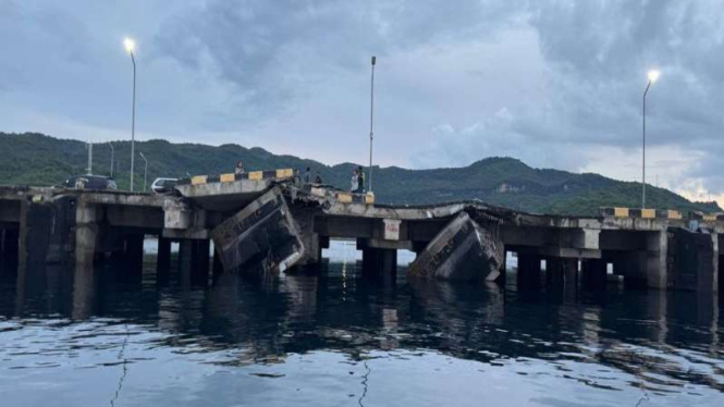 Dermaga di Pelabuhan Waekelambu rusak akibat ditabrak kapal Dharma Rucita VII.