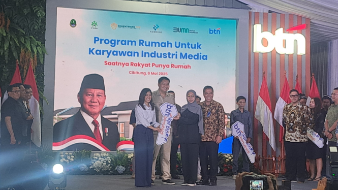 Menteri Komunikasi dan Digital Republik Indonesia Meutya Viada Hafid dan Menteri Perumahan dan Kawasan Permukiman Maruarar Sirait saat penyerahan kunci rumah subsidi untuk wartawan di Perumahan Gran Harmoni Cibitung, Bekasi, Jawa Barat.