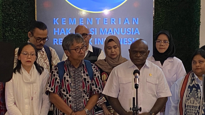 Menteri HAM Natalius Pigai bersama sejumlah masyarakat adat di Kementerian HAM Ri