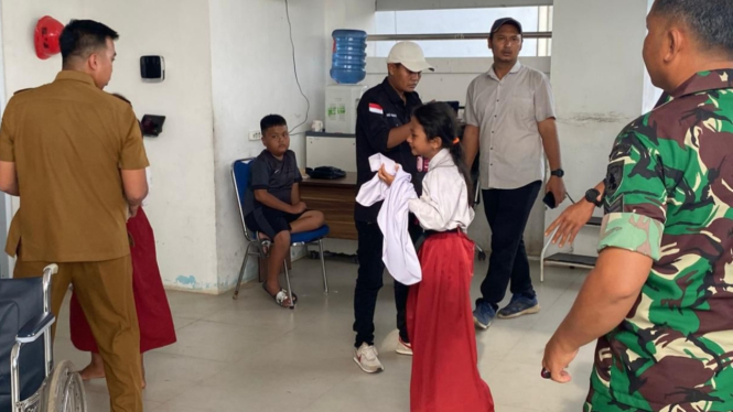 Sejumlah siswa di PALI, saat dibawa ke RSUD Talang Ubi. (Foto: Istimewa)