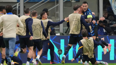 Penyerang Inter Milan, Lautaro Martinez rayakan gol ke gawang Barcelona