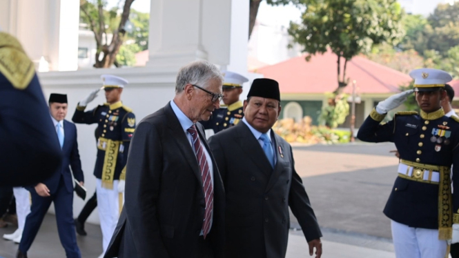 Presiden RI Prabowo Subianto menyambut Bill Gates