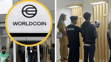 warga pindai retina mata di gerai WorldID di Jalan Ir. H. Juanda, Bekasi Timur.