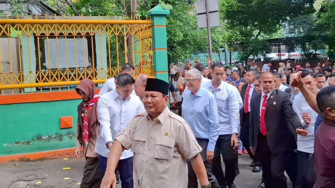 Momen Prabowo Ajak Bill Gates Tinjau Program MBG di SDN 03 jati Pulo Gadung