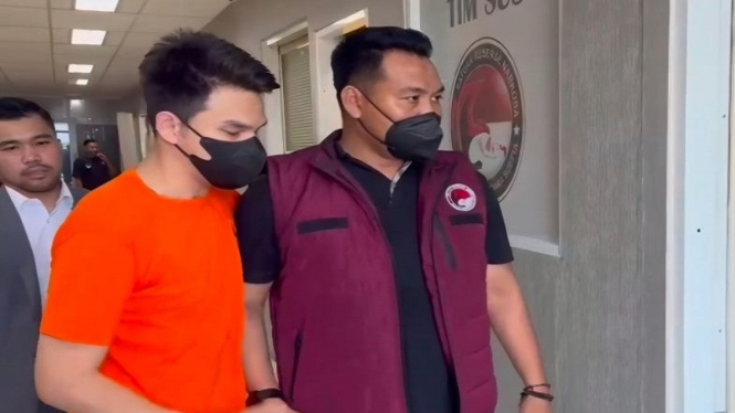 Artis Jonathan Frizzy menjadi tersangka kasus vape mengandung obat keras