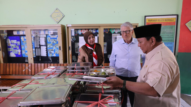 Momen Presiden Prabowo Ajak Bill Gates Tinjau Program MBG di SDN 03 Jati, Pulogadung, Jakarta Timur