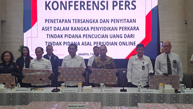 Konferensi pers kasus pencucian uang perusahaan cangkang judi online di Mabes Polri 