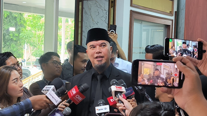 Anggota Komisi X DPR RI, Ahmad Dhani di Kompleks Parlemen, Senayan, Jakarta Pusat