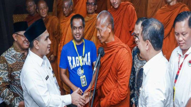 Rombongan biksu tudhong tiba di Semarang  disambut Gubernur dan Wagub  Jateng.