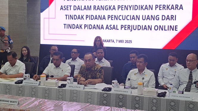 Kepala PPATK Ivan Yustiavandana saat konferensi pers di Mabes Polri 