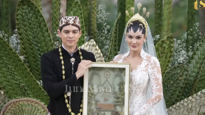 Luna dan Maxime Memegang Maskawin