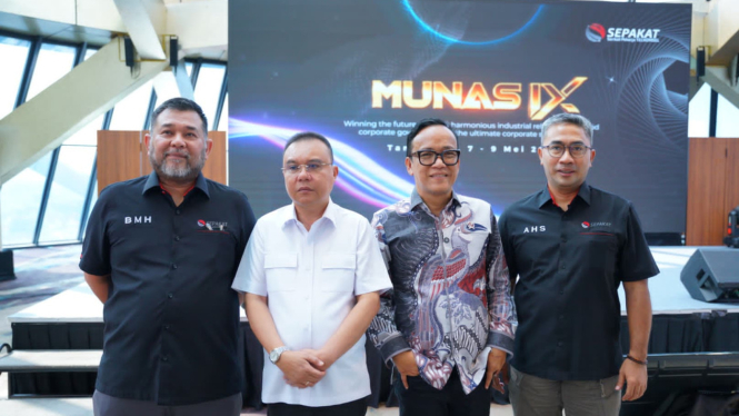Wakil Ketua DPR Sufmi Dasco Ahmad (kedua kiri).