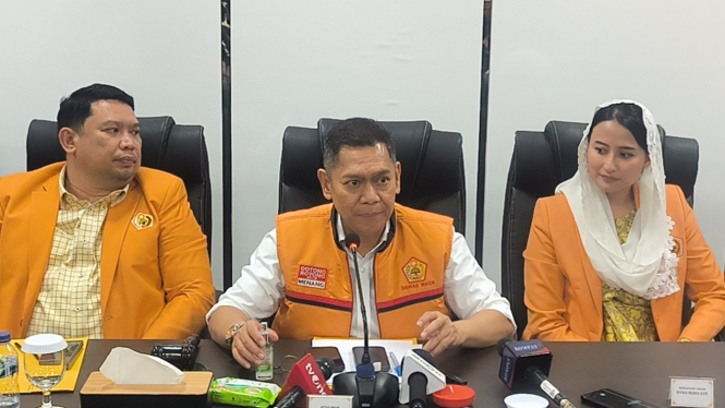 Ketua Umum MKGR Partai Golkar, Adies Kadir (tengah) di Grha Beta MKGR, Jakarta Pusat, Rabu, 7 Mei 2025