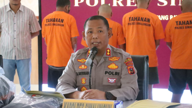 Kapolres Simalungun, AKBP. Marganda Aritonang memaparkan kasus pemerkosaan anak dibawah umur.(dok Polres Simalungun)