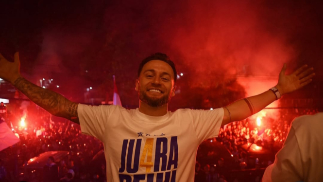 Kapten Persib, Marc Klok merayakan gelar juara Liga 1 bersama Bobotoh di Graha Persib (Instagram Marc Klok) 