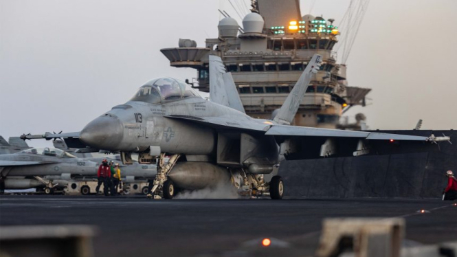 Pesawat F/A-18F Super Hornet lepas landas dari Kapa Induk AS USS Harry S. Truman