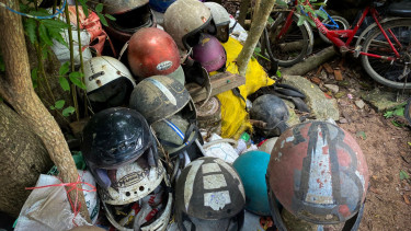Sompong Chanraksa mengkoleksi helm-helm korban kecelakaan