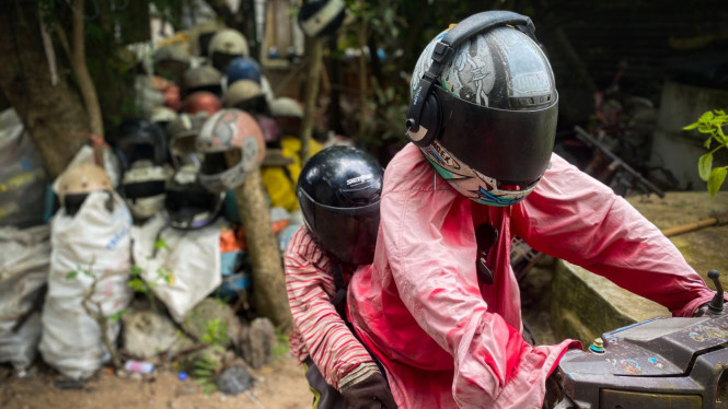 Sompong Chanraksa mengkoleksi helm-helm korban kecelakaan