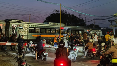 KA Harina yang mengalami kecelakaan di perlintasan Jalan Kaligawe Semarang