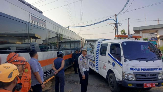 Proses evakuasi kereta api KA Harina di Jalan Kaligawe Semarang