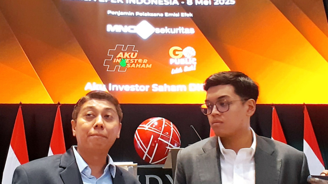 Direktur Utama DKHH, Satria Muhammad Wilis (kanan), usai seremoni IPO di Gedung BEI, Jakarta, Kamis, 8 Mei 2025