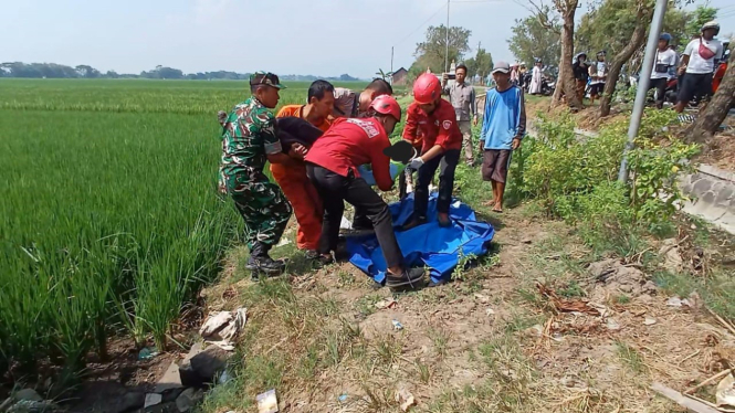 Tim medis saat mengevakuasi petani yang Tersengat Listrik Jebakan Tikus