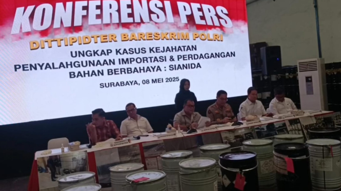 Dittipidter Bareskrim Polri merilis kasus impor sianida ilegal di Surabaya.