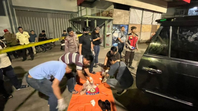 Polisi di Jambi mengevakuasi pria wanita yang ditemukan tewas di dalam mobil