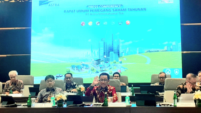 Presiden Direktur Astra, Djony Bunarto Tjondro bersama jajaran Direksi Astra, dalam konferensi pers di Menara Astra, kawasan Sudirman, Jakarta Selatan, Kamis, 8 Mei 2025