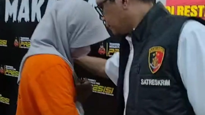 Mahasiswi Kedokteran Unhas yang ditangkap bersama sindikat pelaku kecurangan UTBK di Kampus Unhas Makassar. 