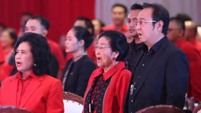 Ketua Umum DPP PDIP Megawati Soekarnoputri (tengah).